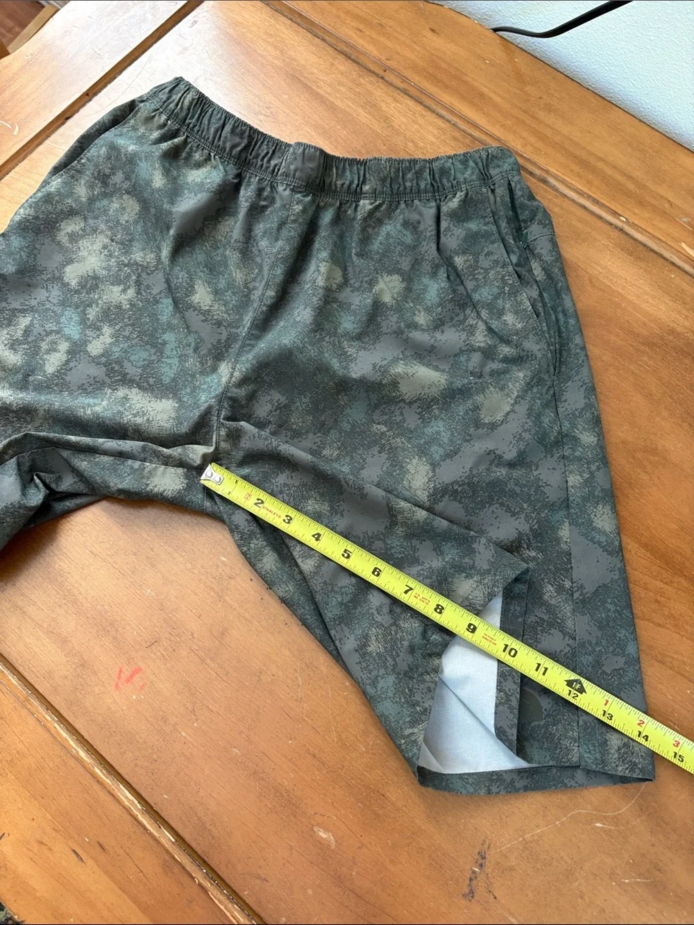 The North Face Men's Green-Gray Camo Athletic Shorts Size Medium